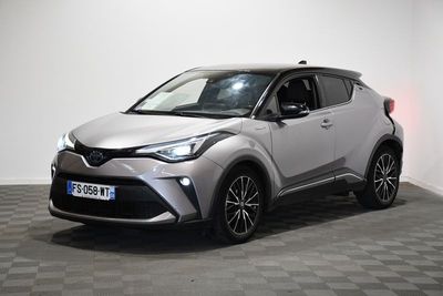 Le SUV Toyota C-HR est garé dans une pièce blanche