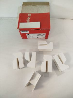 une boîte contenant quelques morceaux de papier