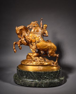 statue en bronze représentant un homme à cheval, posée sur un socle en marbre