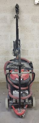 une borne d'incendie rouge posée sur un chariot dans un garage
