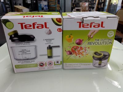 deux boîtes de nourriture posées sur une table