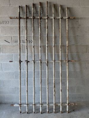 une étagère métallique appuyée contre un mur de briques