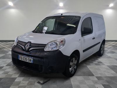 la photo d'une camionnette blanche garée dans un garage