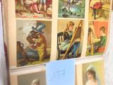 un réfrigérateur orné de photos de personnes, dans une cuisine