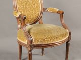 une image représentant une chaise dont l'assise est recouverte d'un tissu jaune