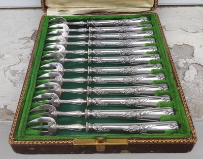 beaucoup d'argenterie dans un coffret sur une table