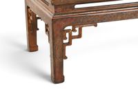 CHINE XXème. TABLE BASSE en bois sculpté à légère patine pol… (photo 2)