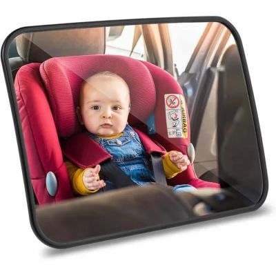 une photo d'un bébé dans un siège auto muni d'une télécommande