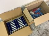une boîte en carton contenant tout un tas de piles