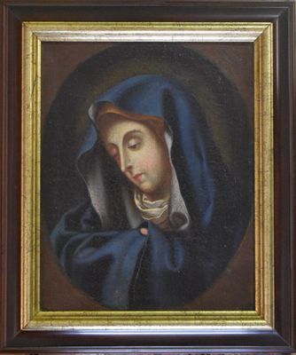 une peinture à l'huile représentant une femme vêtue d'une robe bleue tenant un chapelet