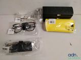 une paire de lunettes et une autre paire de lunettes posées sur une table