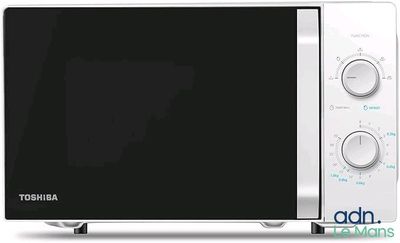 un micro-ondes blanc avec un écran noir dessus