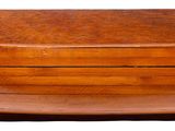un bol en bois posé sur une table, sur fond blanc