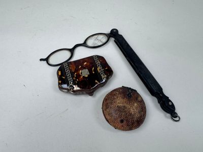 une paire de lunettes de lecture et une paire de lunettes de vue posées sur une table