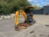 une petite excavatrice garée sur un parking