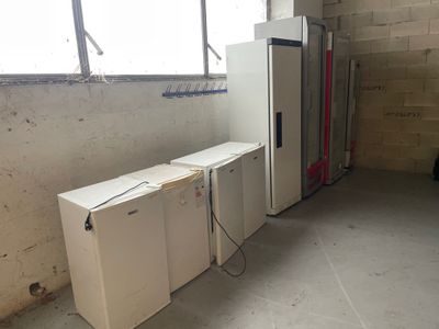 3 vitrines à boissons estampillées, congélateur vertical, 4 tabletop