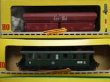 deux wagons rangés dans une boîte posée sur la table