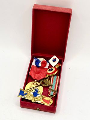 une boîte rouge contenant tout un tas de médailles