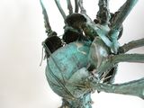 une statue représentant une femme tenant un cœur dans ses mains
