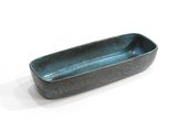 un petit plat rectangulaire recouvert d'un émail bleu