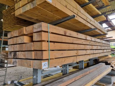 plusieurs morceaux de bois empilés les uns sur les autres dans un entrepôt