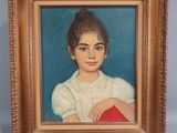 portrait d'une jeune fille en robe blanche tenant un livre rouge