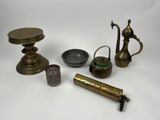 un assortiment d'objets en laiton, comprenant une théière, une bouilloire, une théière et une cuillère