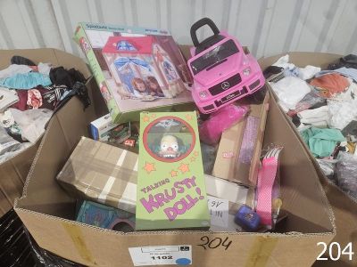 une boîte en carton remplie de jouets et d'autres objets