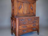 une photo d'une armoire en bois avec des tiroirs montés sur roulettes