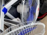a fan that is sitting on top of a pile of electronics