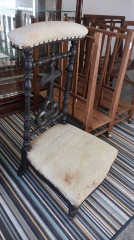 Chaise prie dieu en bois noirci