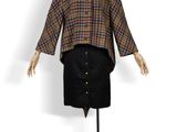 une photo d'un mannequin portant une chemise à carreaux et une jupe noire