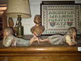 une statue représentant un garçon et une fille allongés sur une table