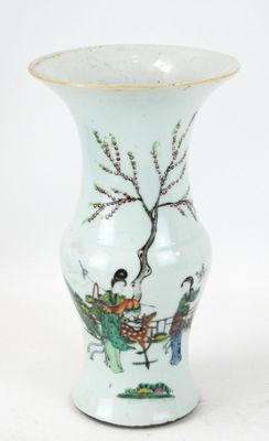 un vase avec un tableau posé sur une table