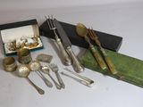 beaucoup d'argenterie sur une table à côté d'une boîte