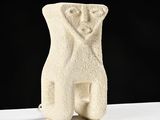 une sculpture représentant un ours posée sur une table