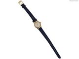 gros plan d'une montre sur fond blanc