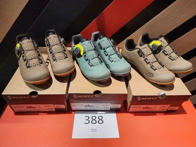 Plusieurs paires de chaussures sont exposées dans un magasin