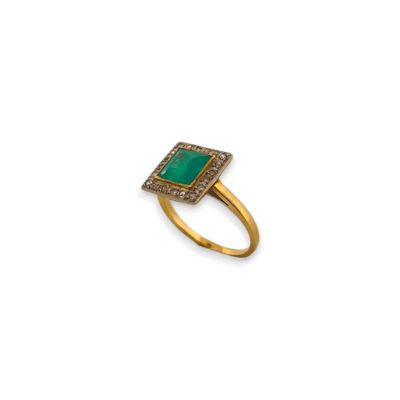 Bague en or 18K (750), ornée d'une pâte de verre verte entou…