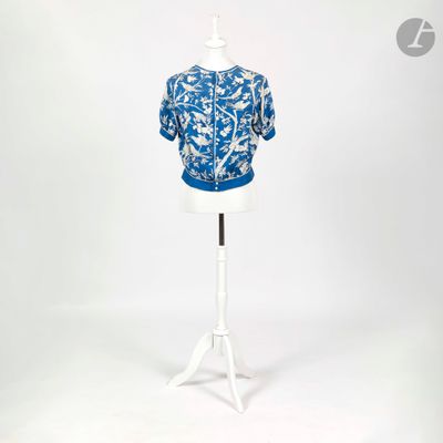 le dos d'un chemisier bleu et blanc sur un mannequin