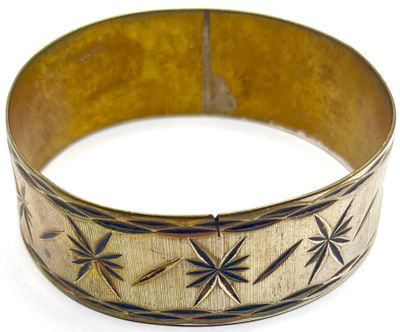 une image d'un gros plan d'un bracelet sur une surface blanche