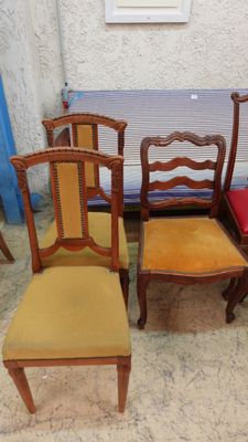 Trois chaises dont une paire
