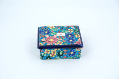 une image représentant une petite boîte bleue et rose ornée de fleurs
