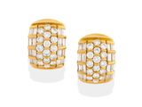 une paire de boucles d'oreilles en diamant et en or 18 carats