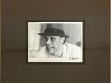 photographie en noir et blanc d'un homme portant un chapeau, dans un cadre