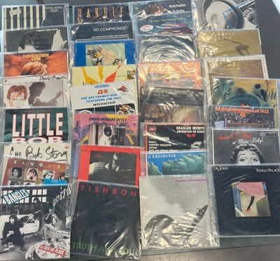 beaucoup de cd et de cd sur la table