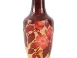 un vase avec un motif floral sur fond blanc