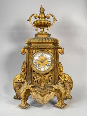 une horloge en or posée sur une table