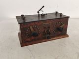 une radio à l'ancienne posée sur un meuble en bois