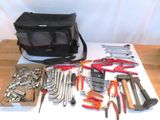 un sac d'outils posé sur une table à côté d'un autre sac d'outils